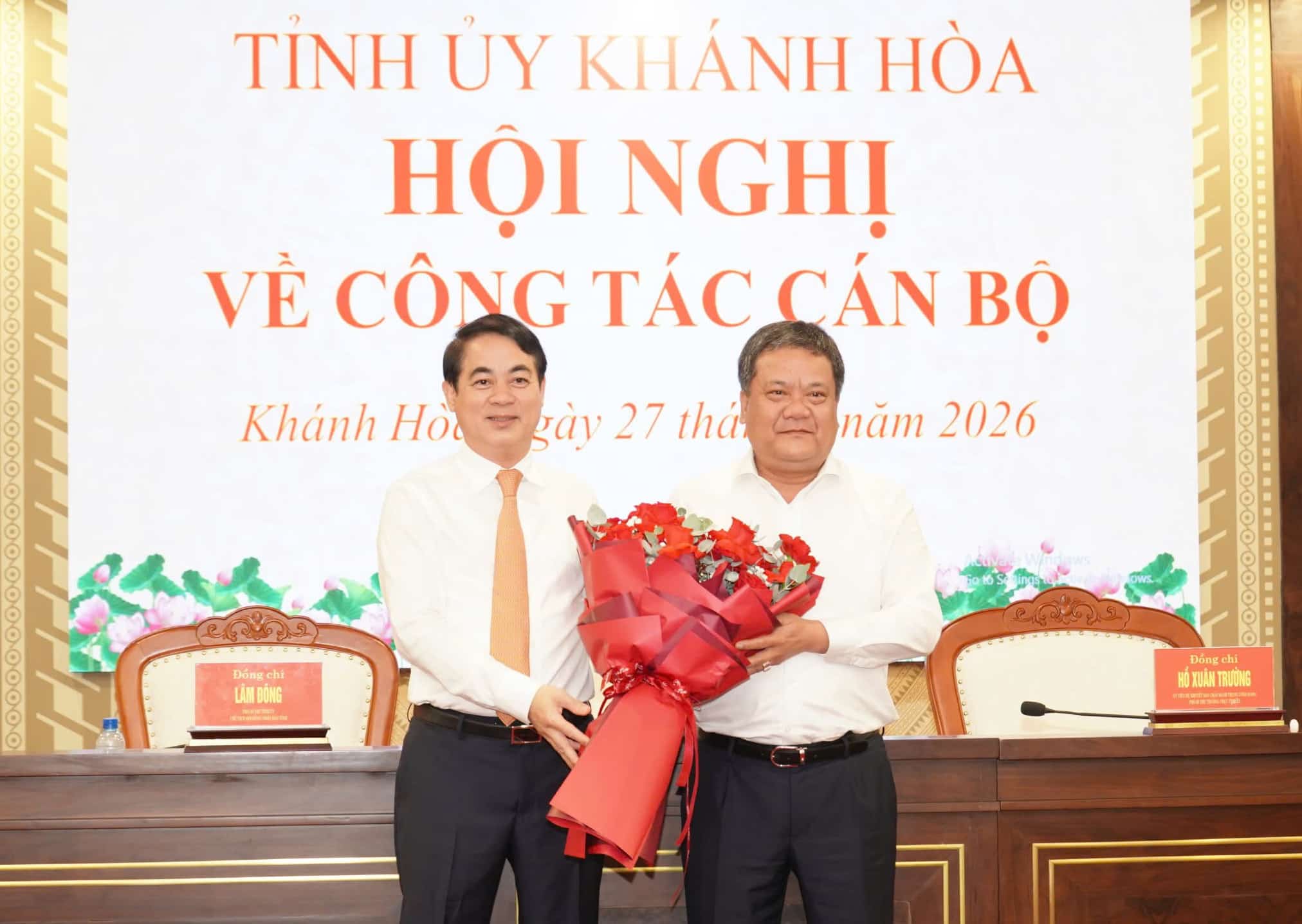 Ông Nghiêm Xuân Thành - nguyên Bí thư Tỉnh ủy Khánh Hòa, tặng hoa cho ông Trần Phong. Ảnh: Hữu Long 