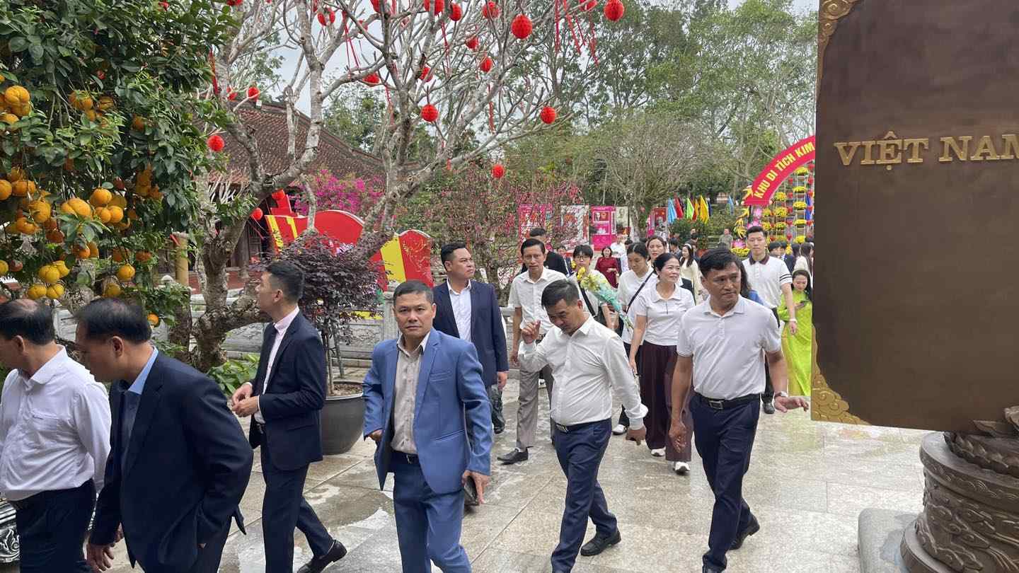 Decenas de miles de personas de todas partes del país peregrinan al sitio nacional especial de Kim Lien (Nghe An) en el primer día del Año Nuevo Binh Ngo 2026. Foto: Ngoc Anh