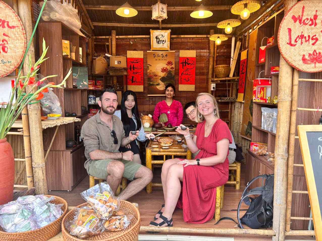 Du khách quốc tế trải nghiệm trà sen. Ảnh: Nhân vật cung cấp