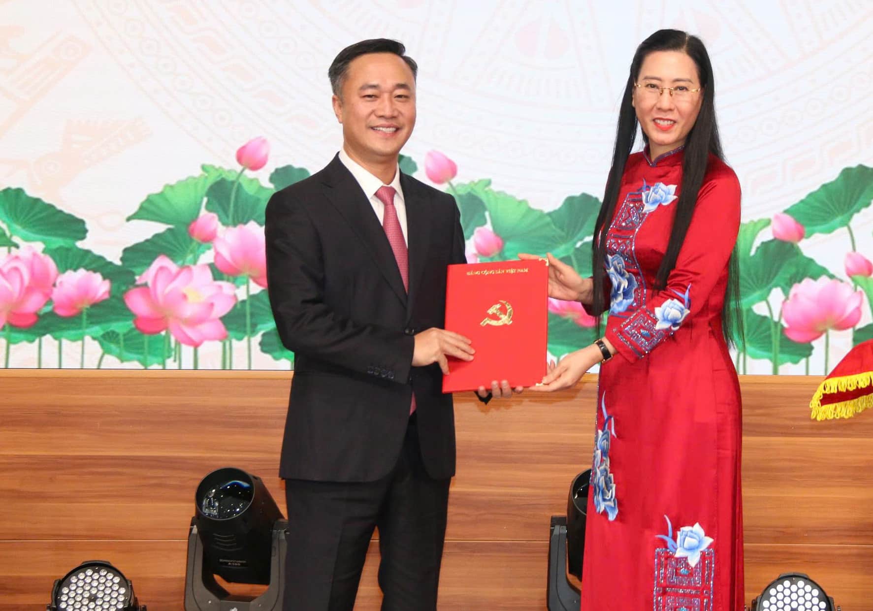 ブイ・ティ・クイン・ヴァン中央組織委員会副委員長が、グエン・ベト・フン氏にカインホア省党委員会副書記の異動・任命決定書を授与。写真:フウ・ロン
