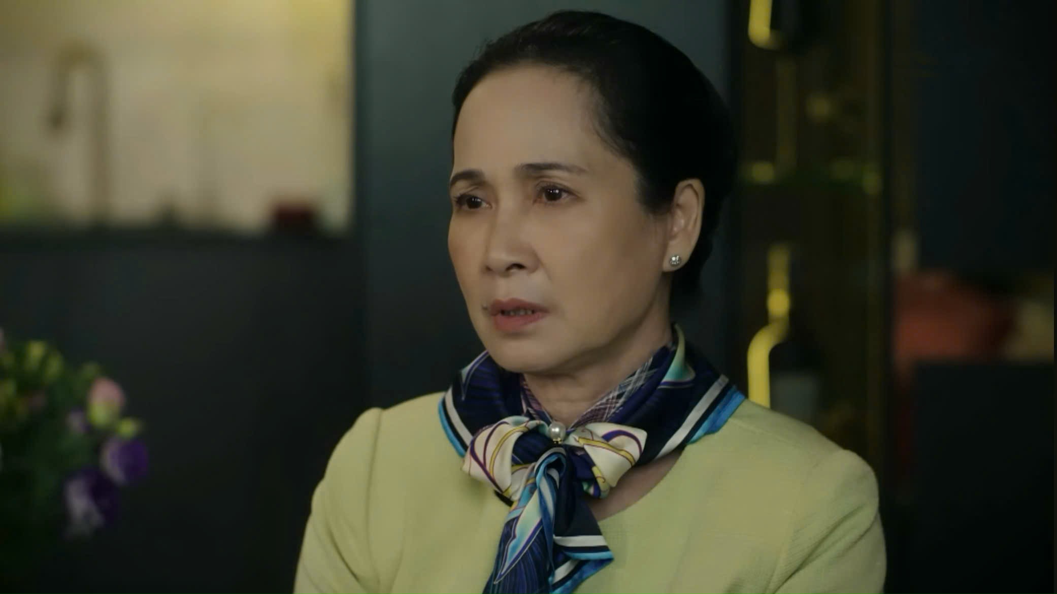 Ánh mắt bà Hạnh chất chứa nỗi niềm khi đối mặt với sự né tránh của con trai. Ảnh: VFC