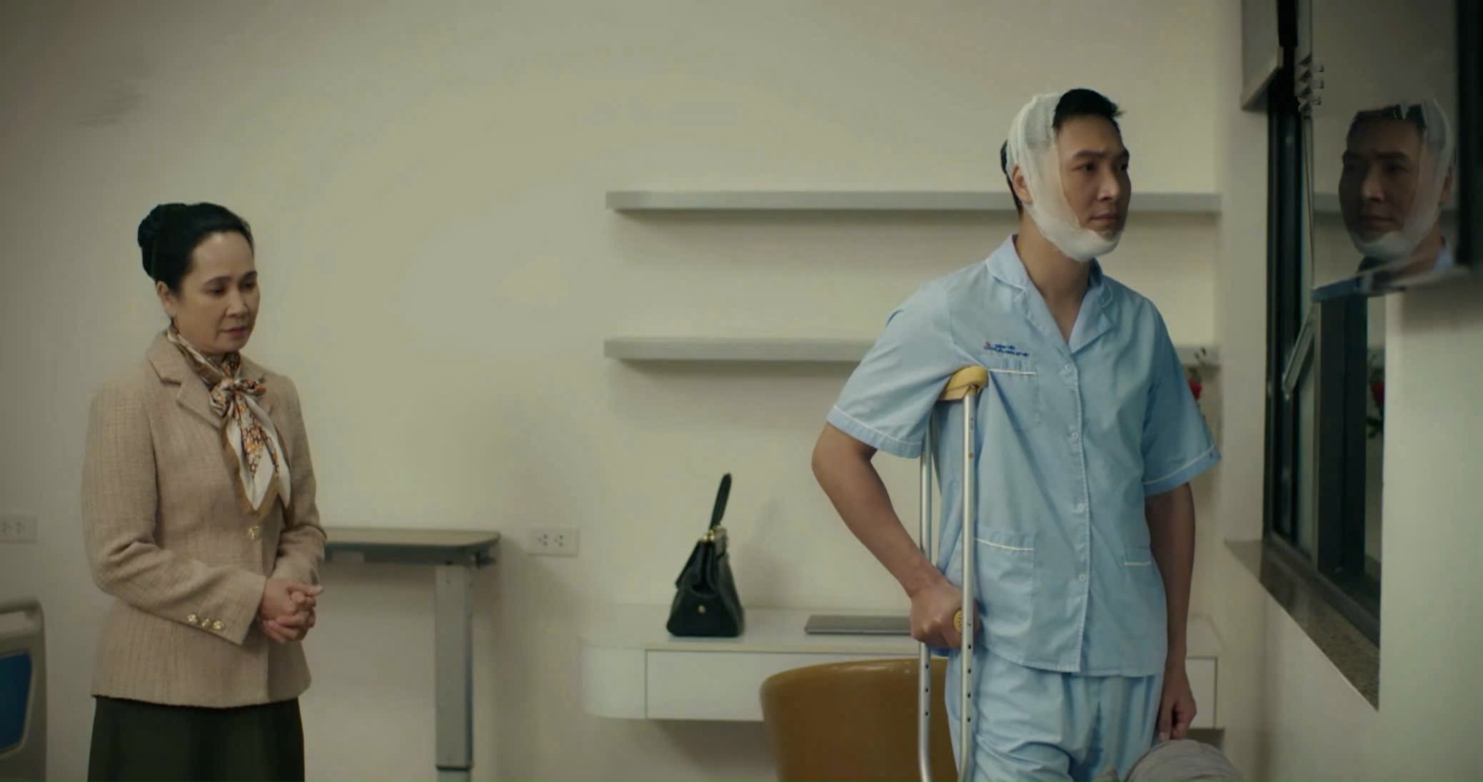 Ms. Hanh tries to mend things with care, Lam is still confided because of the cracked past. Photo: VFC