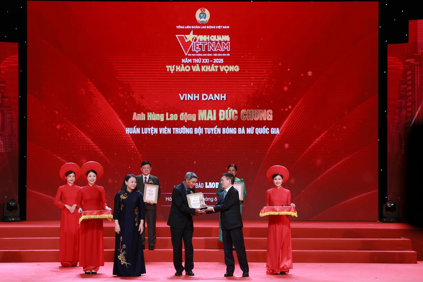 Coach Mai Duc Chung was honored in the program "Vietnam Glory 2025". Photo: Hai Nguyen