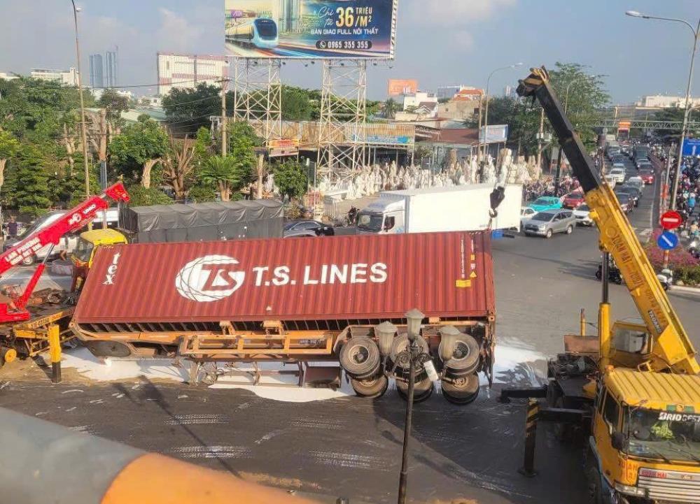 塗装されたコンテナ車の現場。写真:ミー・クイン