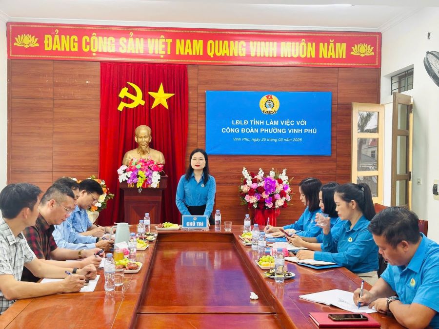 La Federación Laboral de la provincia de Nghệ An trabaja con el Sindicato del barrio de Vinh Phú para evaluar los resultados de las actividades y proponer soluciones para mejorar la eficiencia en el futuro. Foto: Sindicato de Nghệ An