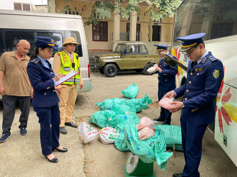 Functional forces of Lang Son province control the situation of smuggling and trade fraud in the area. Photo: Lang Son Market Management