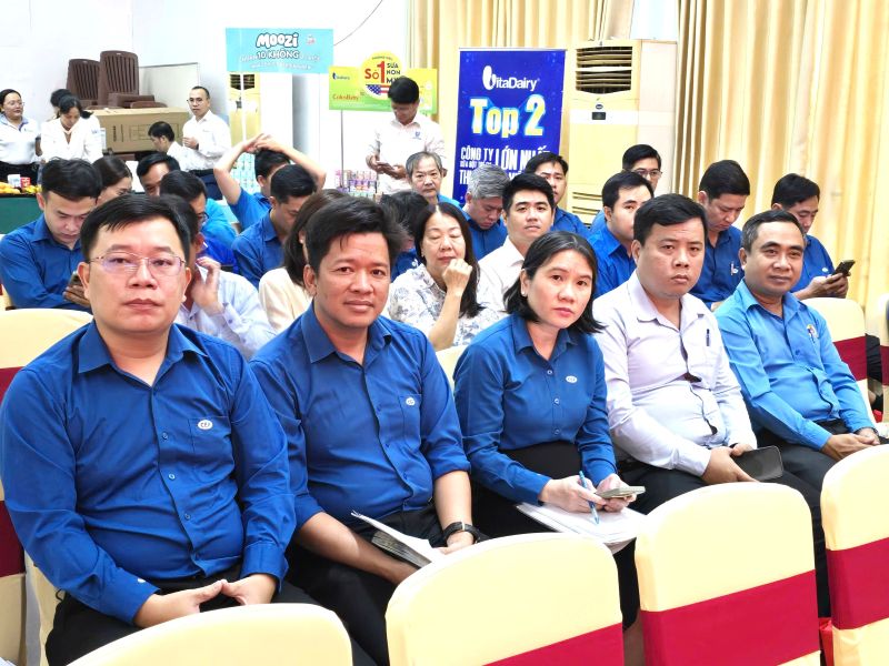 Các cán bộ công đoàn là Bí thư, Phó Bí thư, cấp Ủy trực thuộc tham gia lớp tập huấn về công tác Đảng. Ảnh: Nam Dương