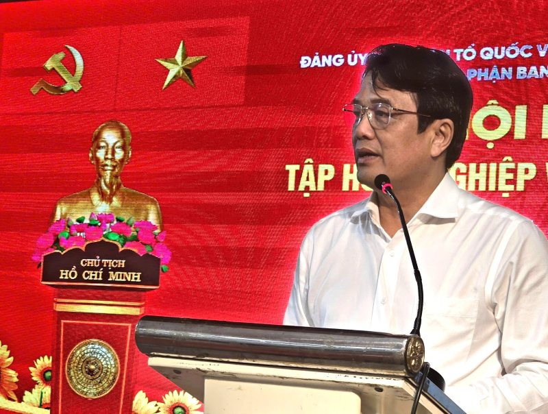 El Sr. Bùi Thanh Nhân - Miembro del Comité Permanente del Comité del Partido del Comité del Frente de la Patria de Vietnam de la ciudad de Ho Chi Minh, Secretario del Comité del Partido del Departamento de Trabajo Sindical, Presidente de la Federación Laboral de la ciudad de Ho Chi Minh - pronunció el discurso de apertura de la clase de capacitación. Foto: Nam Dương