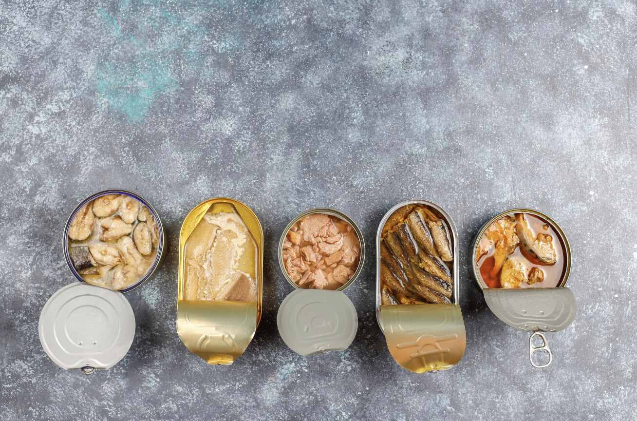 Canned food is convenient but can affect health if used regularly. Photo: Thuy Duong