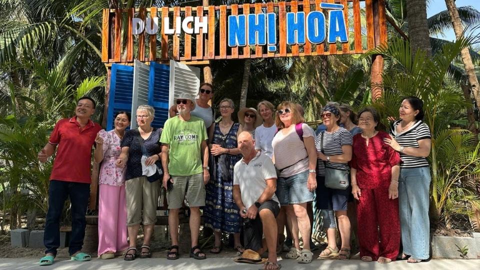 Turistas visitan y experimentan los destinos turísticos en Vĩnh Long. Foto: Hoàng Lộc