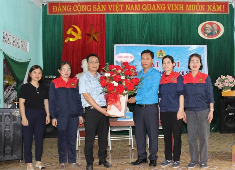 Establecimiento de 1 sindicato de base más en Tuyen Quang. Foto: Viet Bac