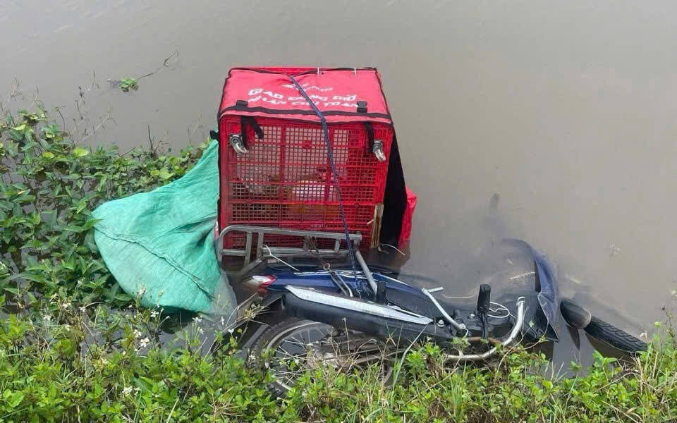 Body of male shipper and motorbike found under ditch. Photo: Dieu Anh