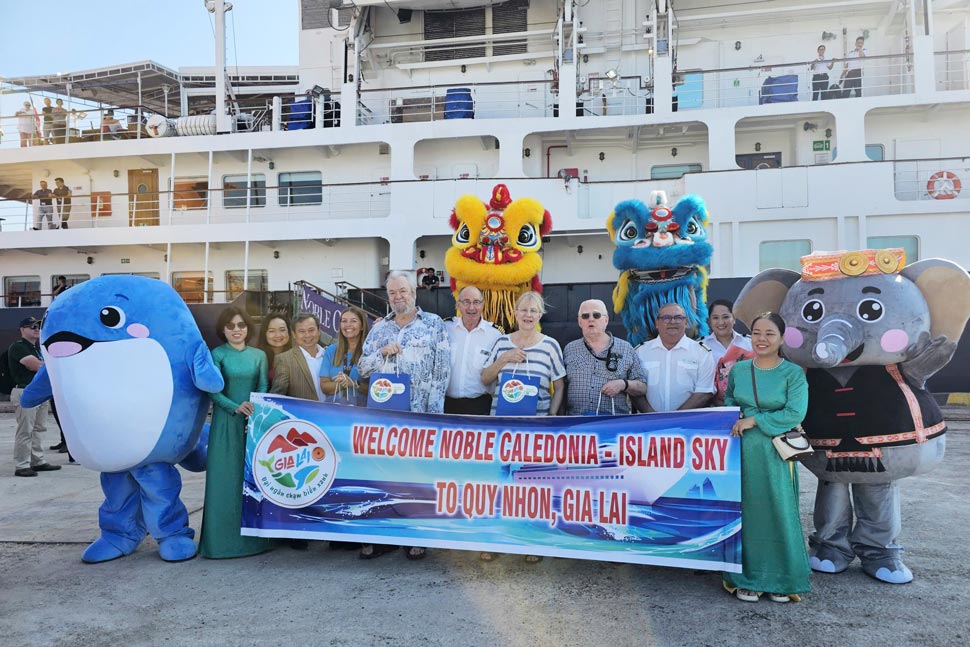 El crucero internacional Noble Caledonia - Island Sky llevó a 180 personas al puerto de Quy Nhon. Foto de : BTC