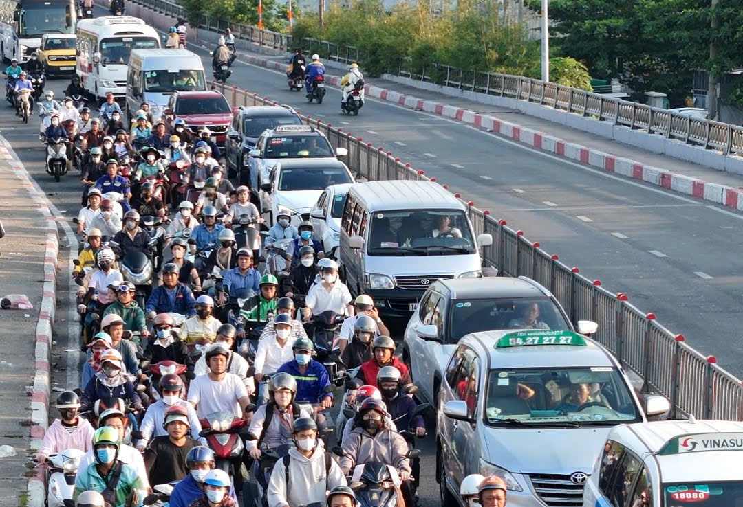 Prolonged traffic jam in the South of Ho Chi Minh City towards the center
