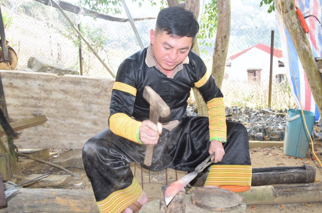 Mr. Sung A Sua, Nong Tau Mong village, Phieng Cam commune, Son La province continues the traditional knife forging profession. Photo: Truong Son