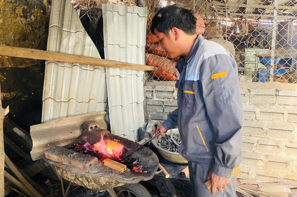 Anh Sùng A Di, bản Nà Viền, xã Chiềng Mai đã ngắn bó với nghề rèn truyền thống hơn 20 năm nay. Ảnh: Trường Sơn