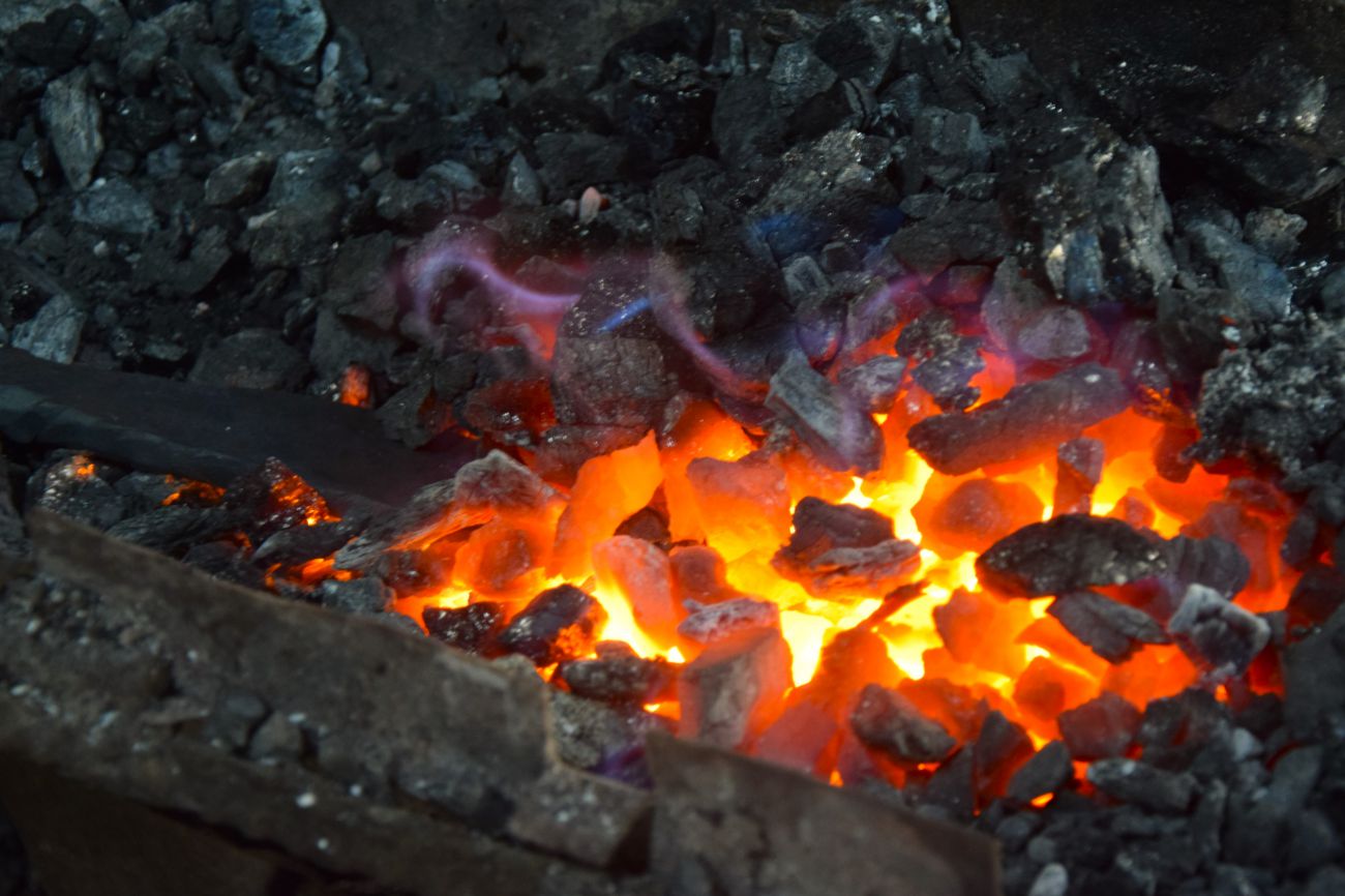 Lò rèn thủ công đỏ lửa quanh năm. Ảnh: Trường Sơn 