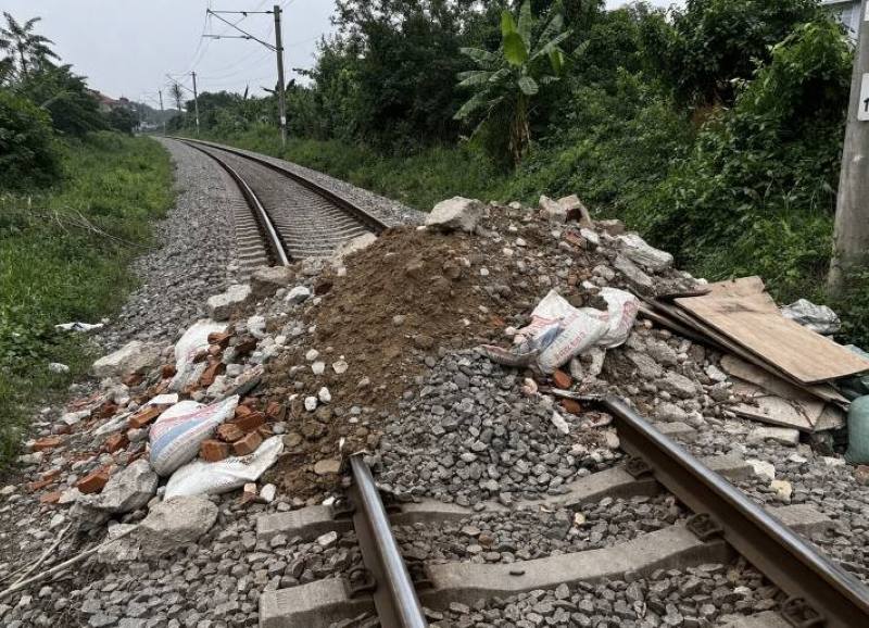 From May 15, 2026, businesses that dump waste on railways may be fined up to 10 million VND. Graphics: Duc Long
