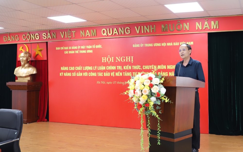 Đại tá Lê Ngọc Long - Phó Tổng Biên tập Báo Quân đội nhân dân. Ảnh: Ái Vân