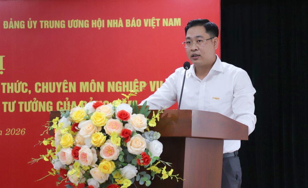 Member of the Executive Committee of the VGCL Party Committee, Deputy Secretary of the Party Committee, Standing Deputy Editor-in-Chief of Lao Dong Newspaper Nguyen Duc Thanh exchanges papers at the conference. Photo: Ai Van