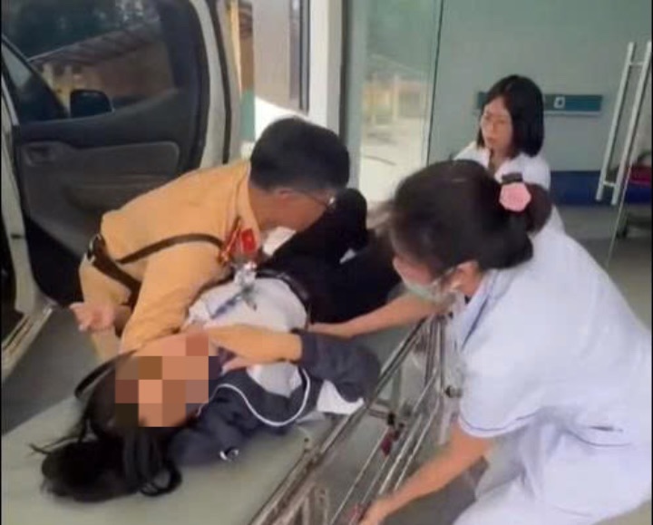 Quang Tri traffic police promptly rescue female student fainting in the middle of the road. Photo: Quang Tri traffic police