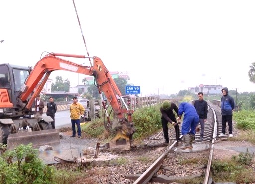 From May 15, 2026, businesses that open their own railway crossings may be fined up to 40 million VND and forced to restore to their original state. Illustrative photo: Nguyen Tuong
