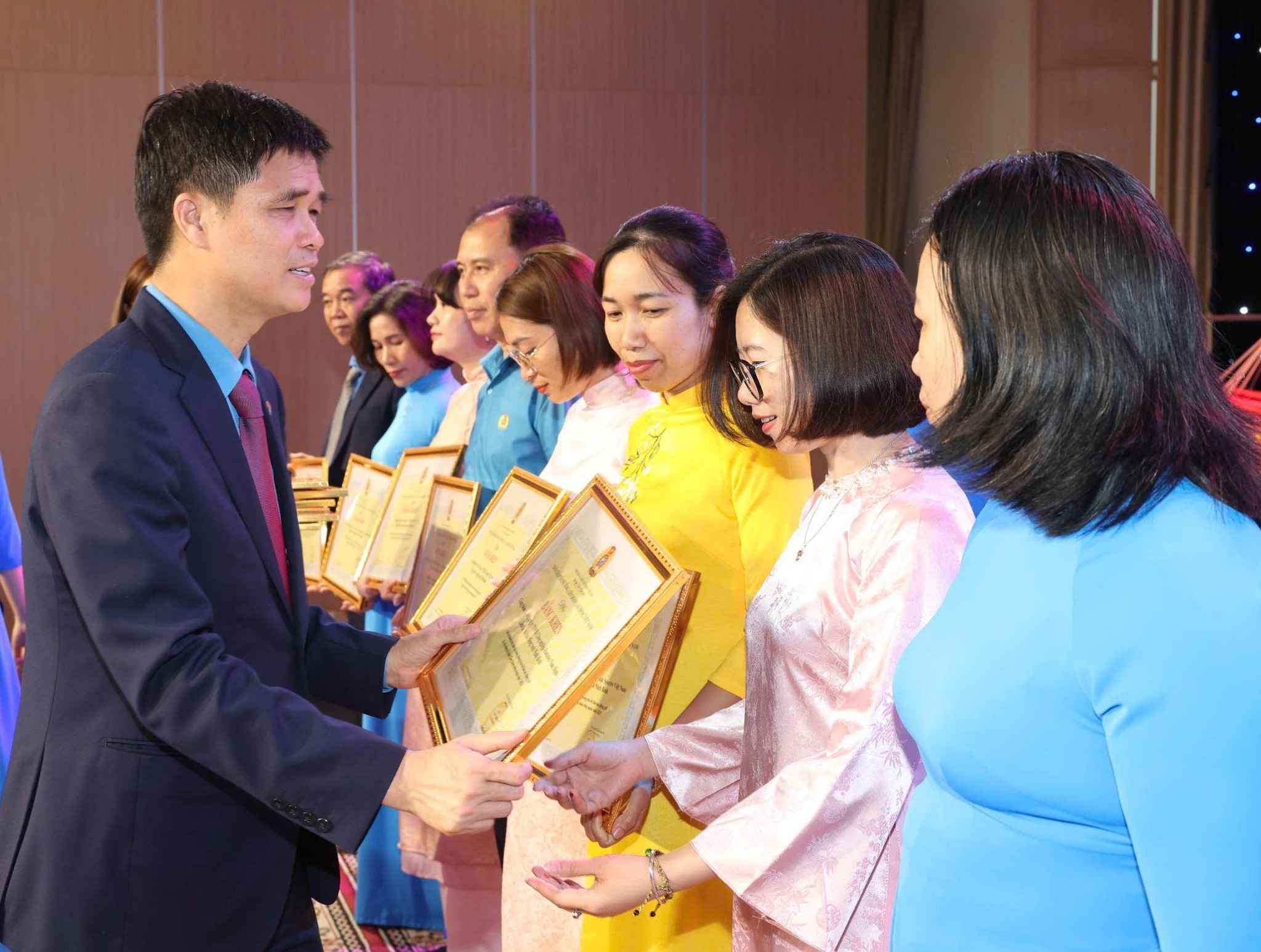 Phó Chủ tịch Tổng LĐLĐ Việt Nam Ngọ Duy Hiểu trao Bằng khen của Tổng LĐLĐ Việt Nam cho các tập thể và cá nhân có thành tích xuất sắc trong các phong trào thi đua. Ảnh: Nguyễn Trường