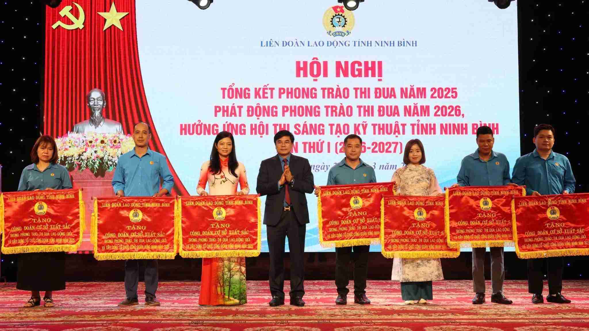 trao Cờ thi đua của LĐLĐ tỉnh cho các đơn vị có thành tích xuất sắc. Ảnh: Nguyễn Trường