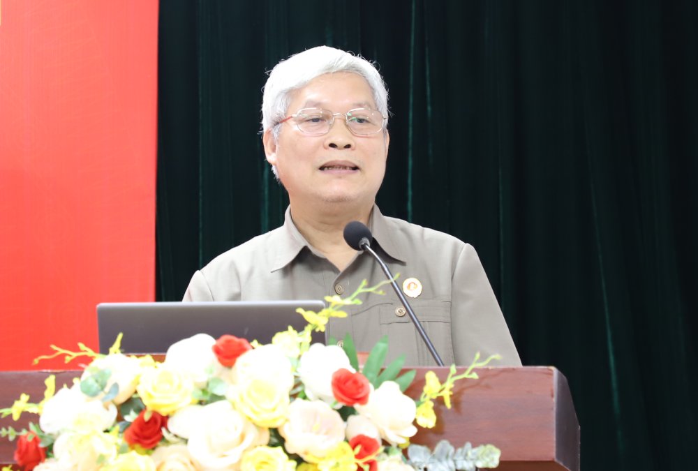 Colonel, Journalist Do Phu Tho - Editor-in-Chief of Vietnam Veterans Newspaper, Expert of Steering Committee 35 of the Central Military Commission - shares experience in using 10 "Ts" in writing articles to fight against wrong views and protect the ideological foundation of the Party. Photo: Ai Van