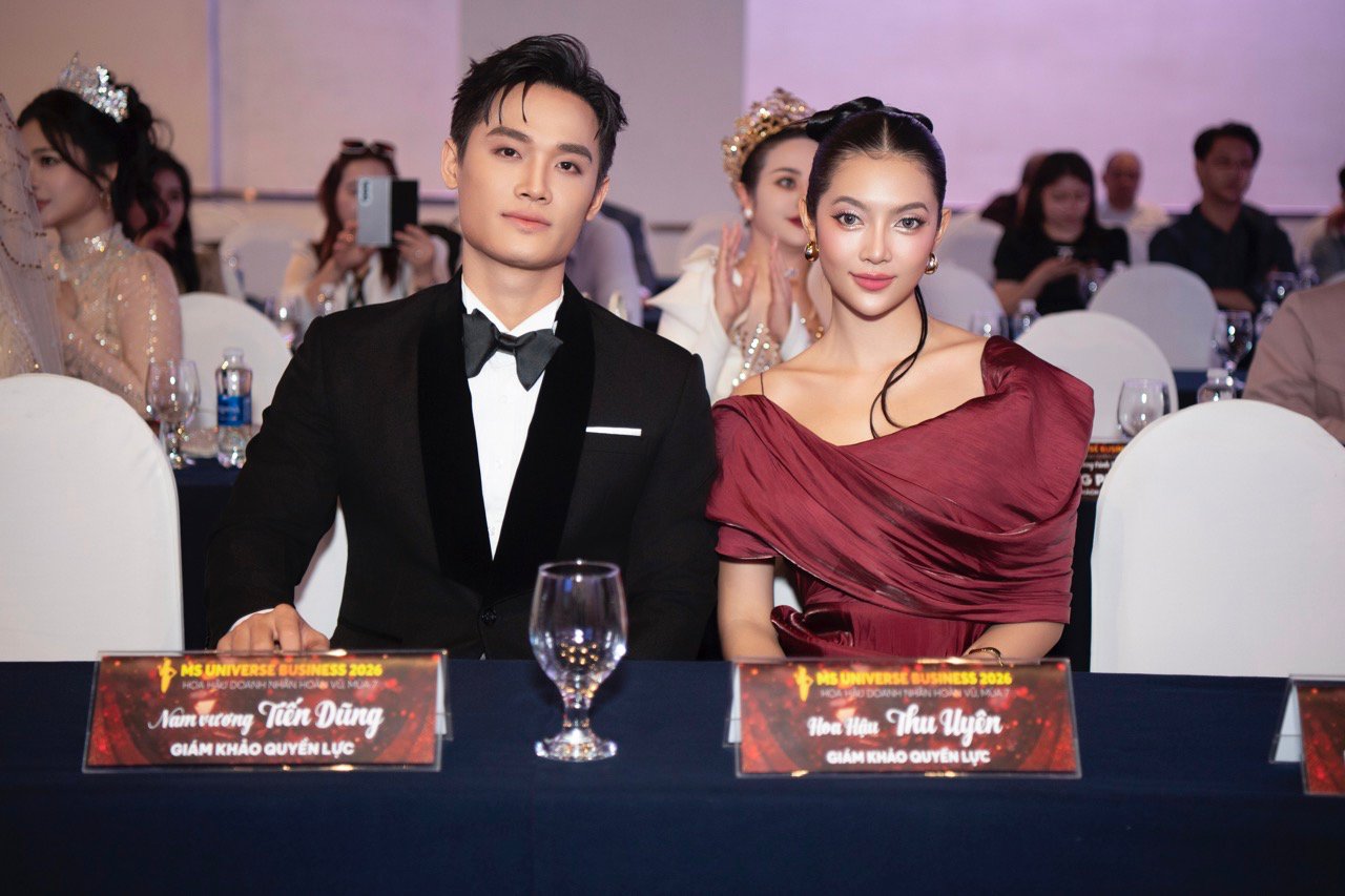 El rey de belleza Tiến Dũng y la reina de belleza Thu Uyên. Foto: Comité Organizador.