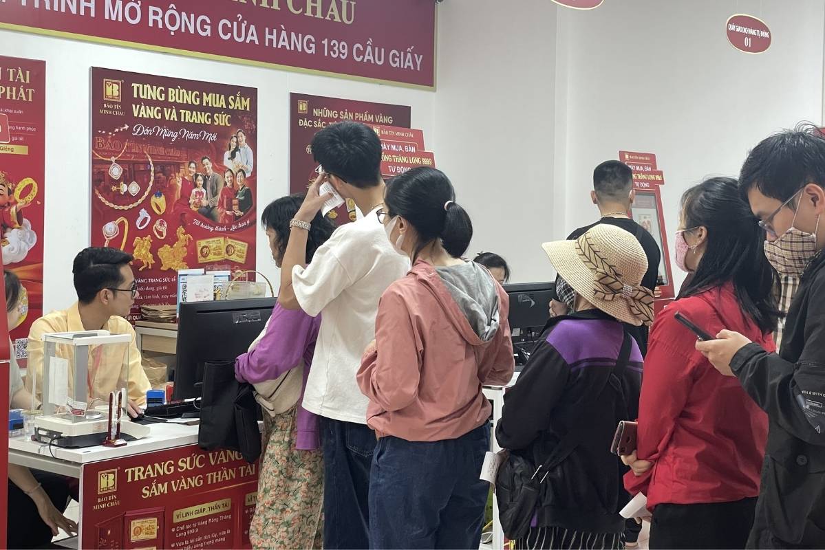 Gold prices have a downward adjustment, gold stores trade smoothly and stably. Photo: Ha Linh