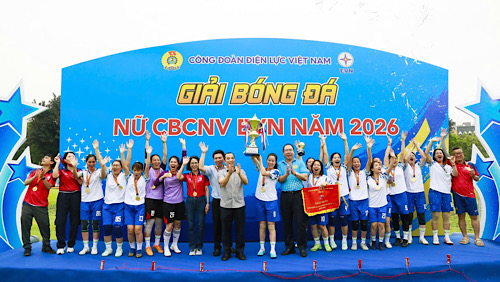 응오선하이 부사장 겸 EVN 여성진보위원회 위원장과 도득훙 베트남 노동총연맹 집행위원회 위원 겸 베트남 전력 노동조합 위원장이 하노이시 전력 공사 팀에 우승컵을 수여하고 있습니다. 사진: 닥끄엉
