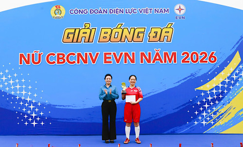 Bà Đinh Thị Thanh Bình - Phó Chủ tịch Công đoàn Điện lực Việt Nam (bên trái  trao Giải Thủ môn xuất sắc. Ảnh: Đắc Cường