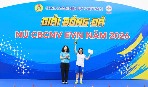 Bà Nguyễn Kim Thanh - Phó Chủ tịch Công đoàn Điện lực Việt Nam trao danh hiệu Cầu thủ xuất sắc nhất Giải. Ảnh: Đắc Cường