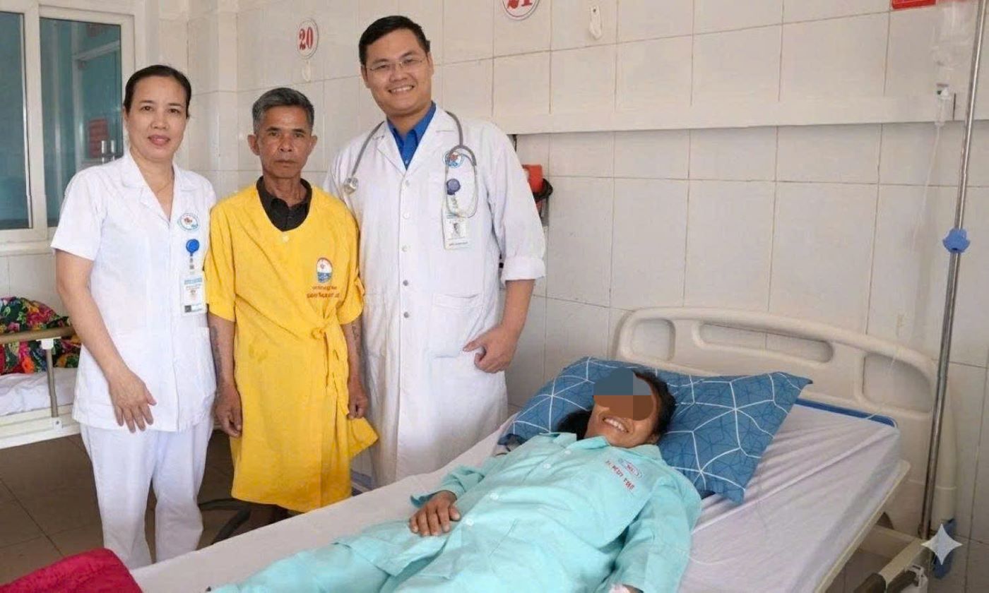 After being intervened by doctors and nurses of Quang Tri Provincial General Hospital, the female patient smiled even though she was still in the hospital bed. Photo: Quang Tri Provincial General Hospital