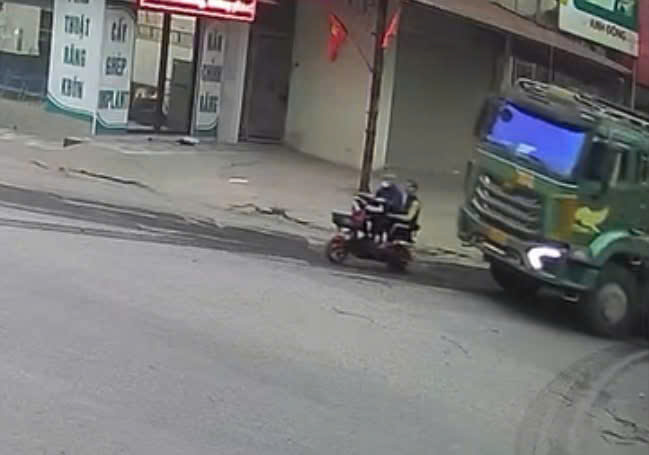 Khởi tố tài xế vừa lái xe vừa dùng điện thoại gây tai nạn đặc biệt nghiêm trọng. Ảnh: Công an tỉnh Hưng Yên