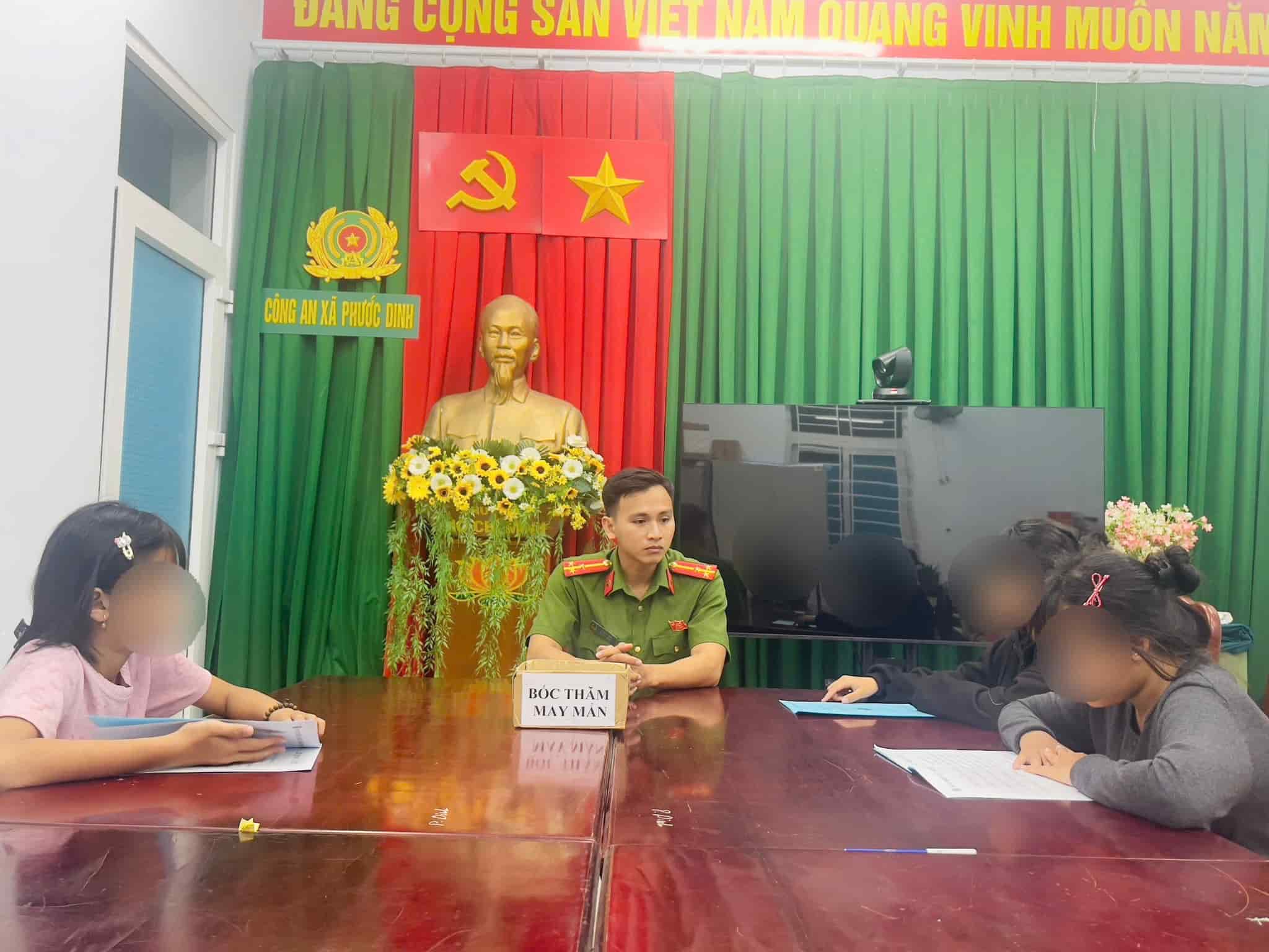 Police remind the group of female students in conflict with a small game. Photo: Phuoc Dinh Commune Police