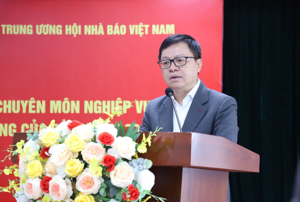 El Sr. Le Quoc Minh - Miembro del Comité Central del Partido, Subdirector del Departamento Central de Propaganda y Asuntos de Masas, Editor en Jefe del Periódico Nhan Dan, Secretario del Comité del Partido Central de la Asociación, Presidente de la Asociación de Periodistas de Vietnam - enfatizó que proteger la base ideológica del Partido es una tarea permanente. Foto: Tran Vuong