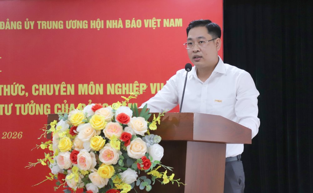 Ủy viên Ban Chấp hành Đảng bộ Tổng LĐLĐVN, Phó Bí thư Đảng ủy, Phó Tổng Biên tập Thường trực Báo Lao Động Nguyễn Đức Thành trao đổi tham luận tại hội nghị. Ảnh: Ái Vân