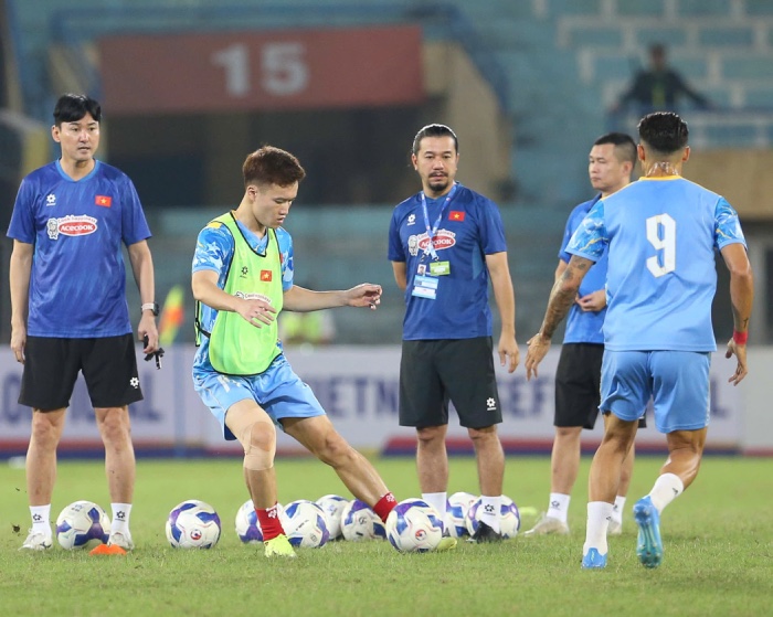 Midfielder Hoang Duc waits for the match against Malaysia. Photo: VFF