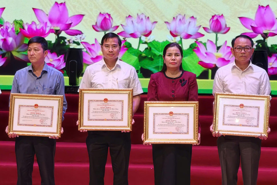 Gia Lai tặng bằng khen cho các địa phương thực hiện tốt công tác bầu cử. Ảnh: Hoài Phương