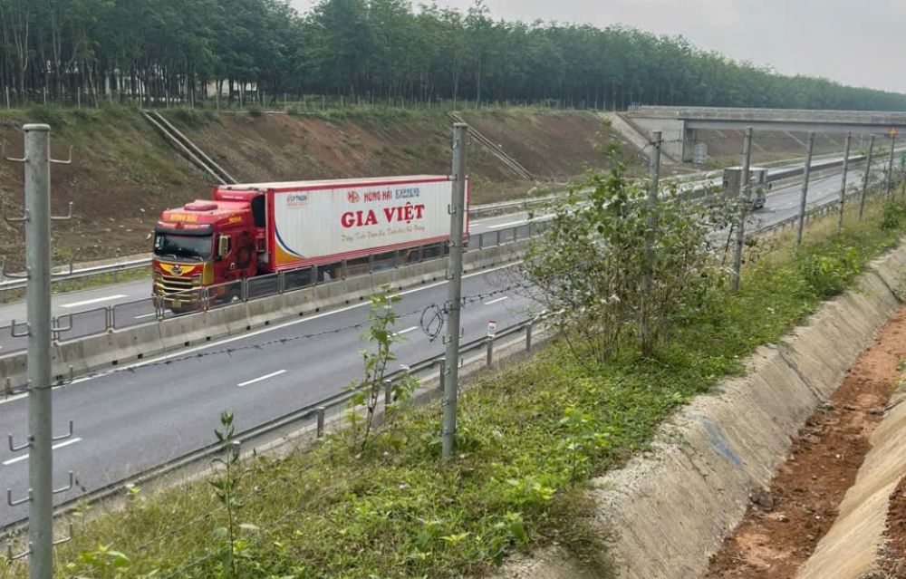 Van Ninh - Cam Lo expressway fence broken. Photo: Con Tien Commune Police