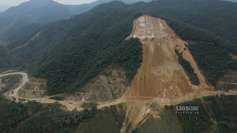 Quốc lộ 279 nối Lai Châu với IC16 cũng gần hoàn thiện. Ảnh: Đinh Đại