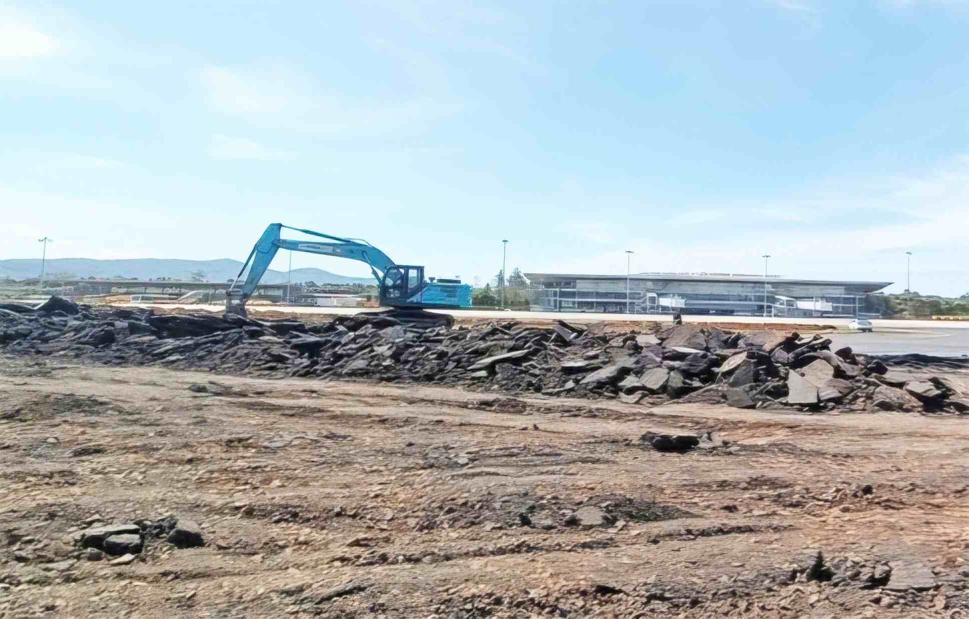 Một góc thi công trên công trường nâng cấp đường băng cất hạ cánh sân bay Liên Khương. Ảnh: Phúc Khánh