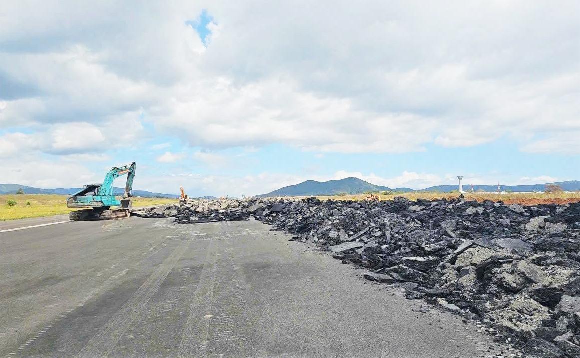 ACV is urgently constructing the upgrade project of Lien Khuong airport to ensure the set schedule. Photo: Phuc Khanh