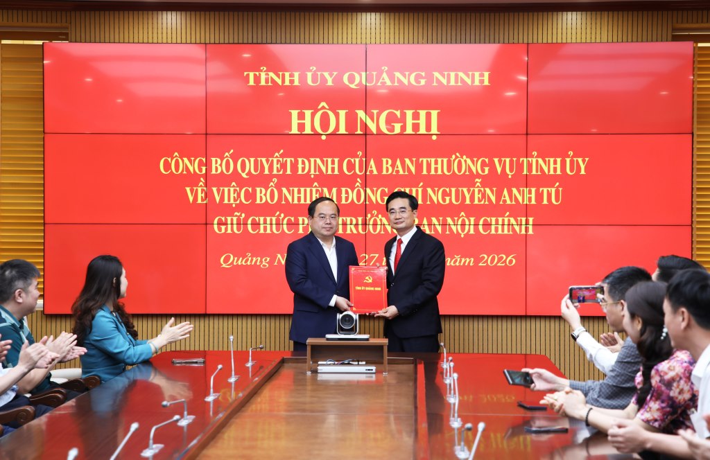 El Sr. Quan Minh Cuong - Miembro del Comité Central del Partido, Secretario del Comité del Partido Provincial, Jefe de la Delegación de la Asamblea Nacional de la provincia de Quang Ninh - entregó la decisión de traslado, asignación y nombramiento al Sr. Nguyen Anh Tu (a la derecha). Foto: Periódico, Radio y Televisión de la provincia de Quang Ninh