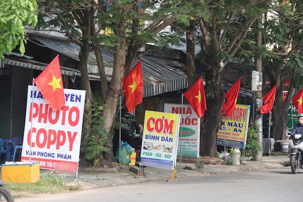 Bảng hiệu quảng cáo bủa vây vỉa hè Đà Nẵng. Ảnh: Nguyễn Linh