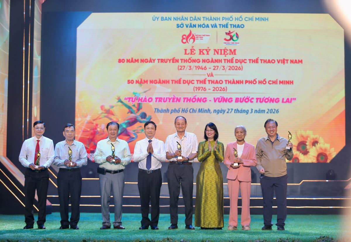 Lãnh đạo TPHCM trao tặng kỷ niệm chương cho những cá nhân đã có những đóng góp vào sự phát triển của thể thao TPHCM. Ảnh: Hoàng Đăng