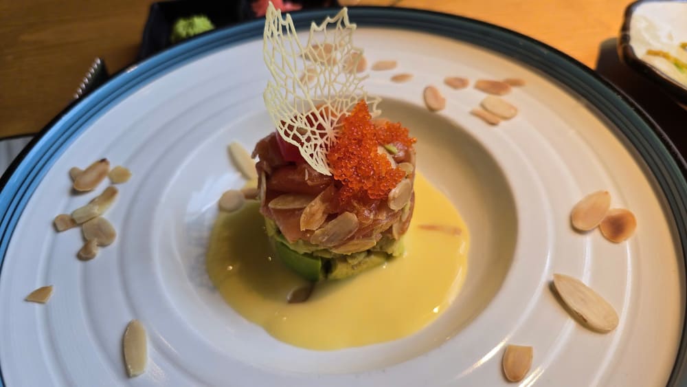 How to make delicious and simple almond butter salmon tartar for family on weekends. Photo: Tuan Dat