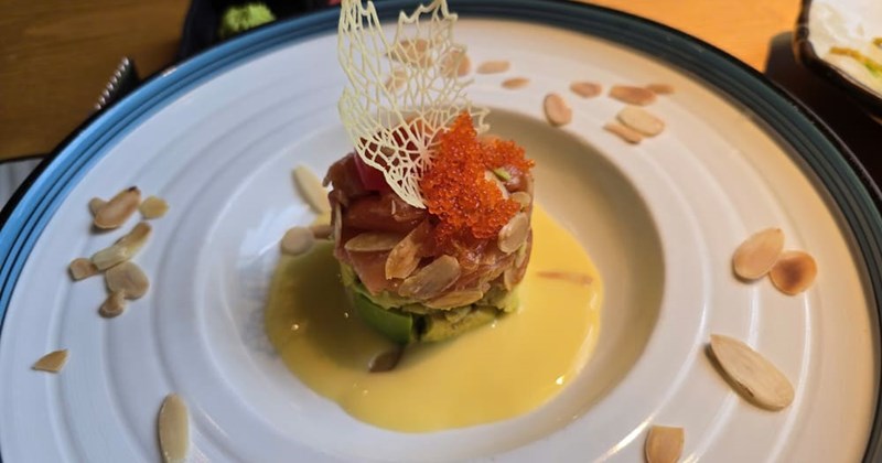 Cách làm tartare cá hồi, kem bơ hạnh nhân cho tiệc cuối tuần